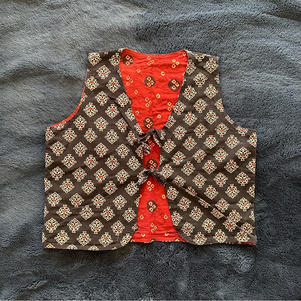 Reversible Black/Red Patterned Vest